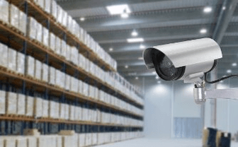 Корпусная видеокамера, установленная на территории склада