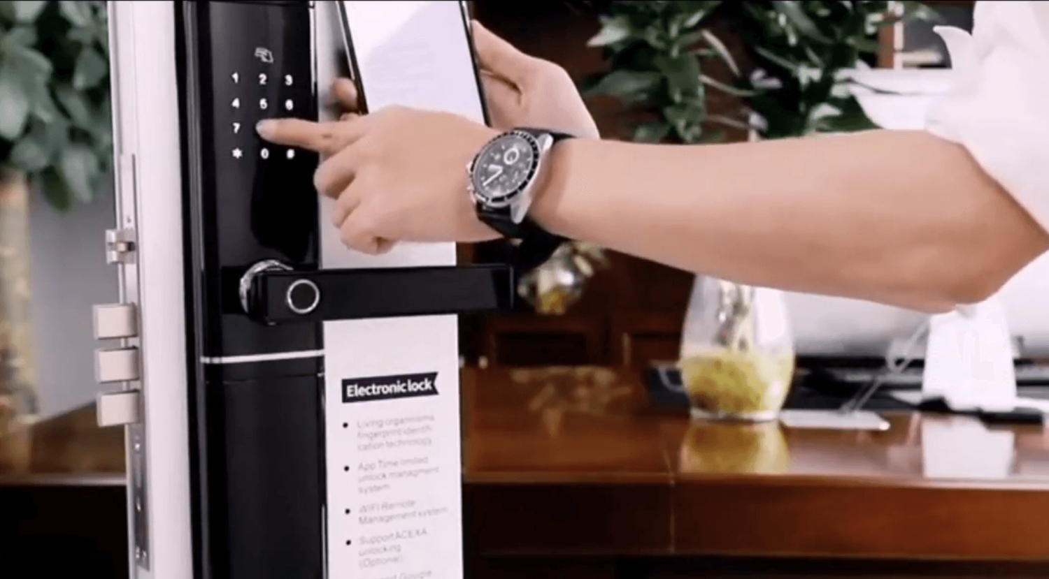 Мужчина на стенде с электронным замком набирает код двери , присланный на телефон