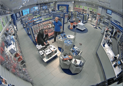 Вид торгового зала с видеокамеры в магазине