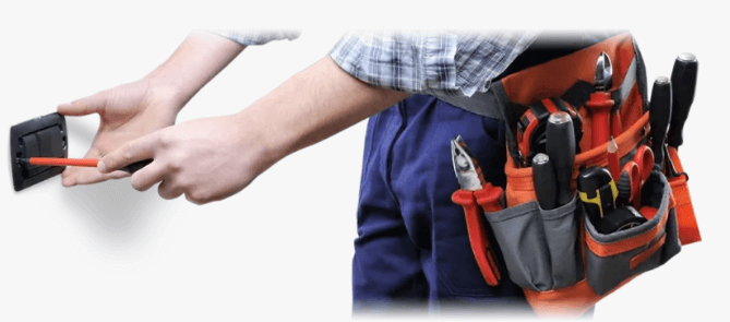 Электрик устанавливает выключатель