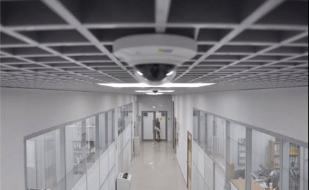 Видеокамера, установленная в офисном помещении