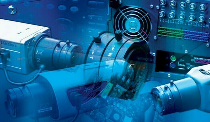  Три видеокамеры наблюдения на фоне видеосервера