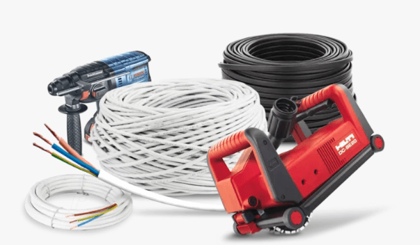 Перфоратор, штроборез, между ними две бухты электроровода