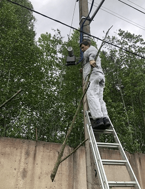 Специалист проводит диагностику видеосистемы