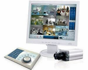 На фоне города три видеокамеры наблюдения