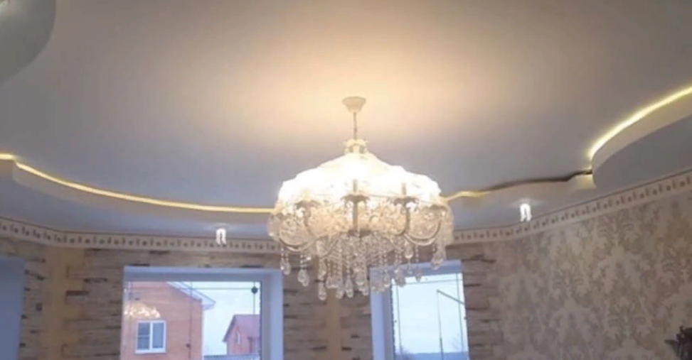 Установка, подключение светильников, люстр, бра люстр Люстра, висящая в комнате