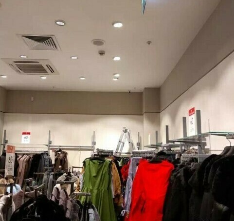 Две купольные видеокамеры на потолке магазина одежды 