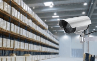 Видеокамера, установленная в складском помещении