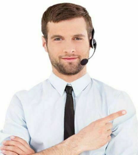 Мужчина с микрофоном в галстуке