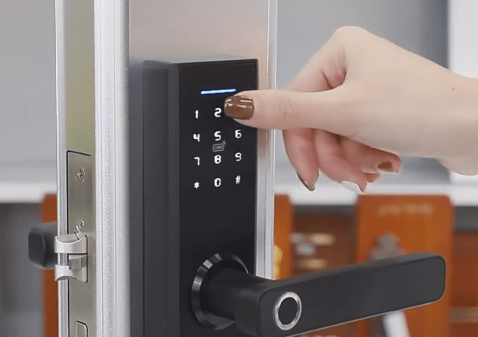 Девушка вводит код двери на электронном замке