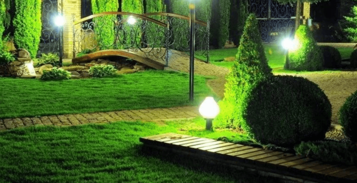 Освещение ландшафта во дворе дома