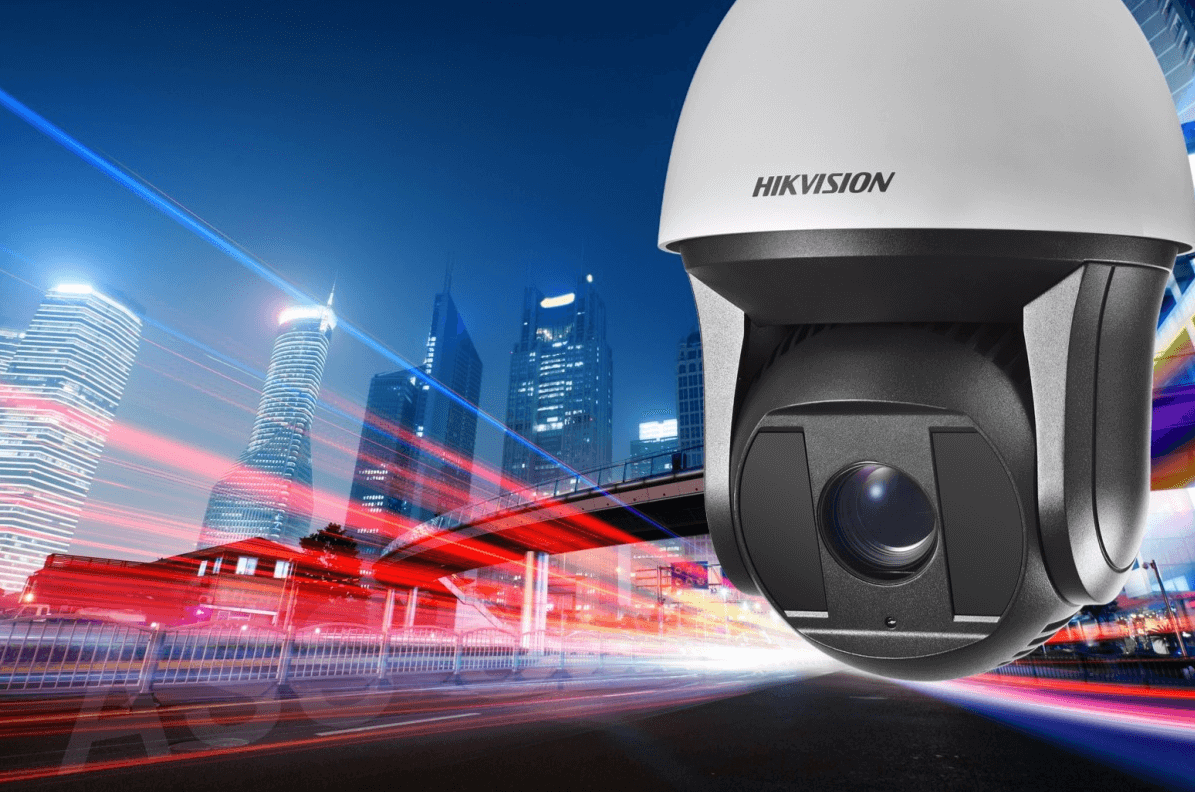 Видеокамера HIKVISION на фоне города