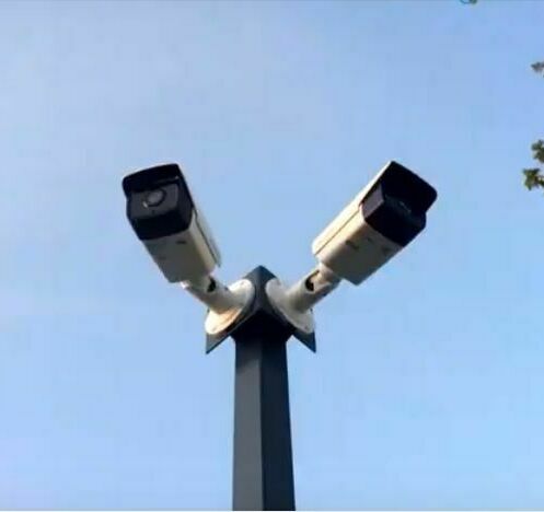 Две видеокамеры установленные на  самодельный столб