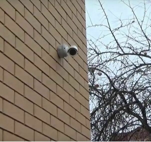 Видеокамера, установленная на стене