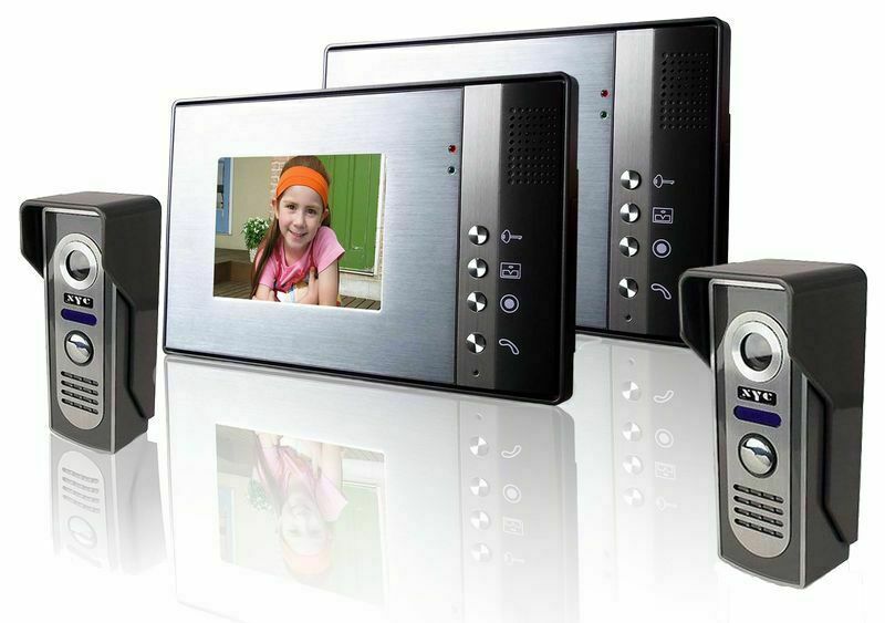 Девочка нажимает на кнопку открытия на мониторе видеодомофона