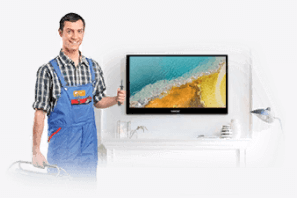 Телемастер с инструментами стоит рядом с  ЖК телевизором